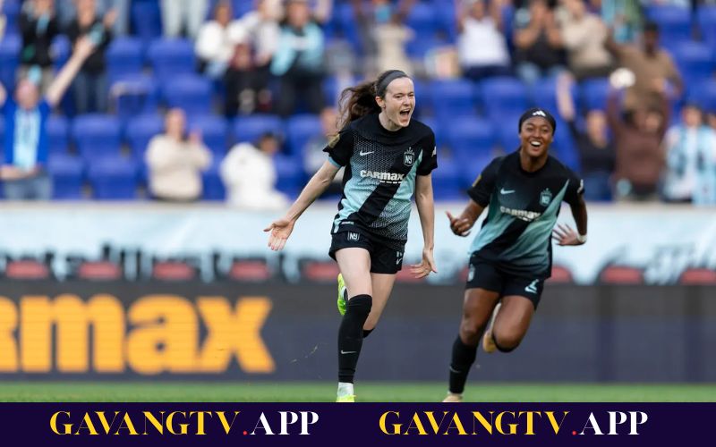 Cầu thủ A-League Women ăn mừng bàn thắng đẹp mắt trong trận đấu căng thẳng, khẳng định chất lượng bóng đá nữ Australia.