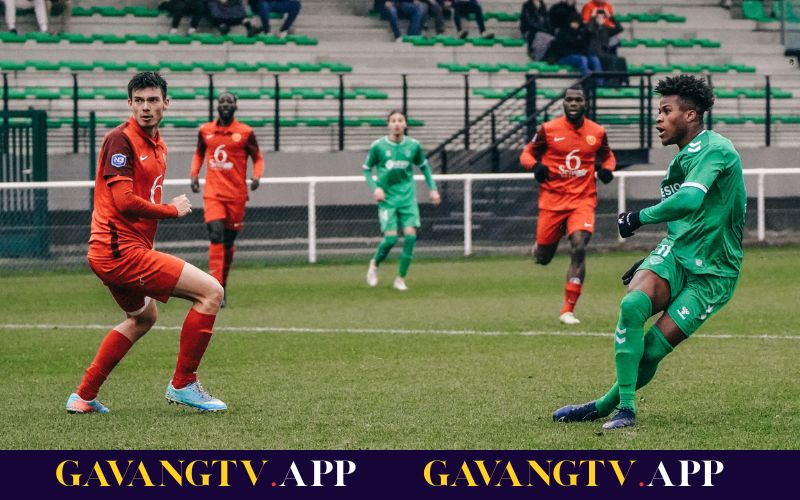 Các cầu thủ trẻ tranh chấp quyết liệt trong trận đấu thuộc giải bóng đá National 3 Pháp, thể hiện tốc độ và tinh thần máu lửa.