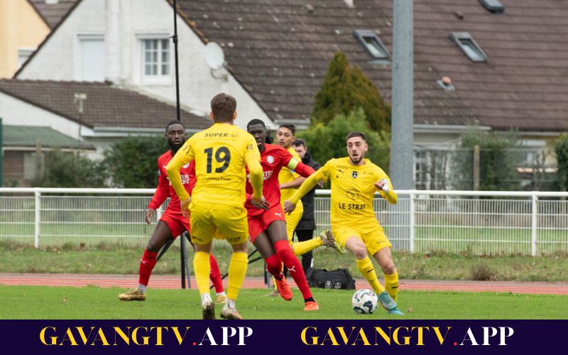 Pha ghi bàn đẹp mắt trong trận đấu giải bóng đá National 3 Pháp, cho thấy chất lượng chuyên môn và sự cạnh tranh của giải đấu.